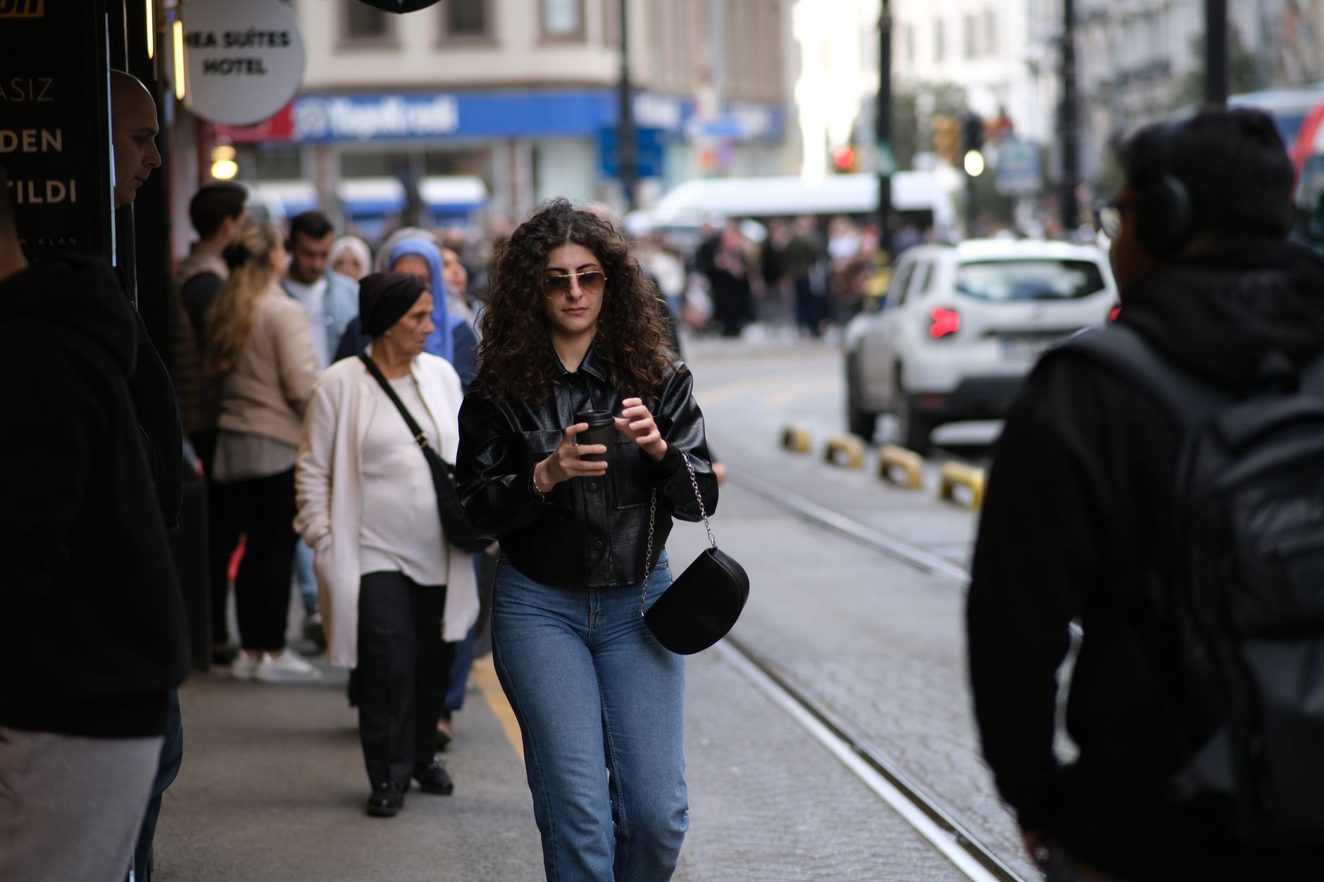 Sokak Stili Trendleri: Bu Sezonun En Cesur Giyim Seçimleri ve Yorumları